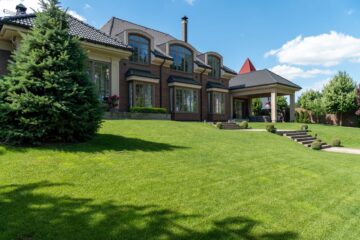 view of a mansion